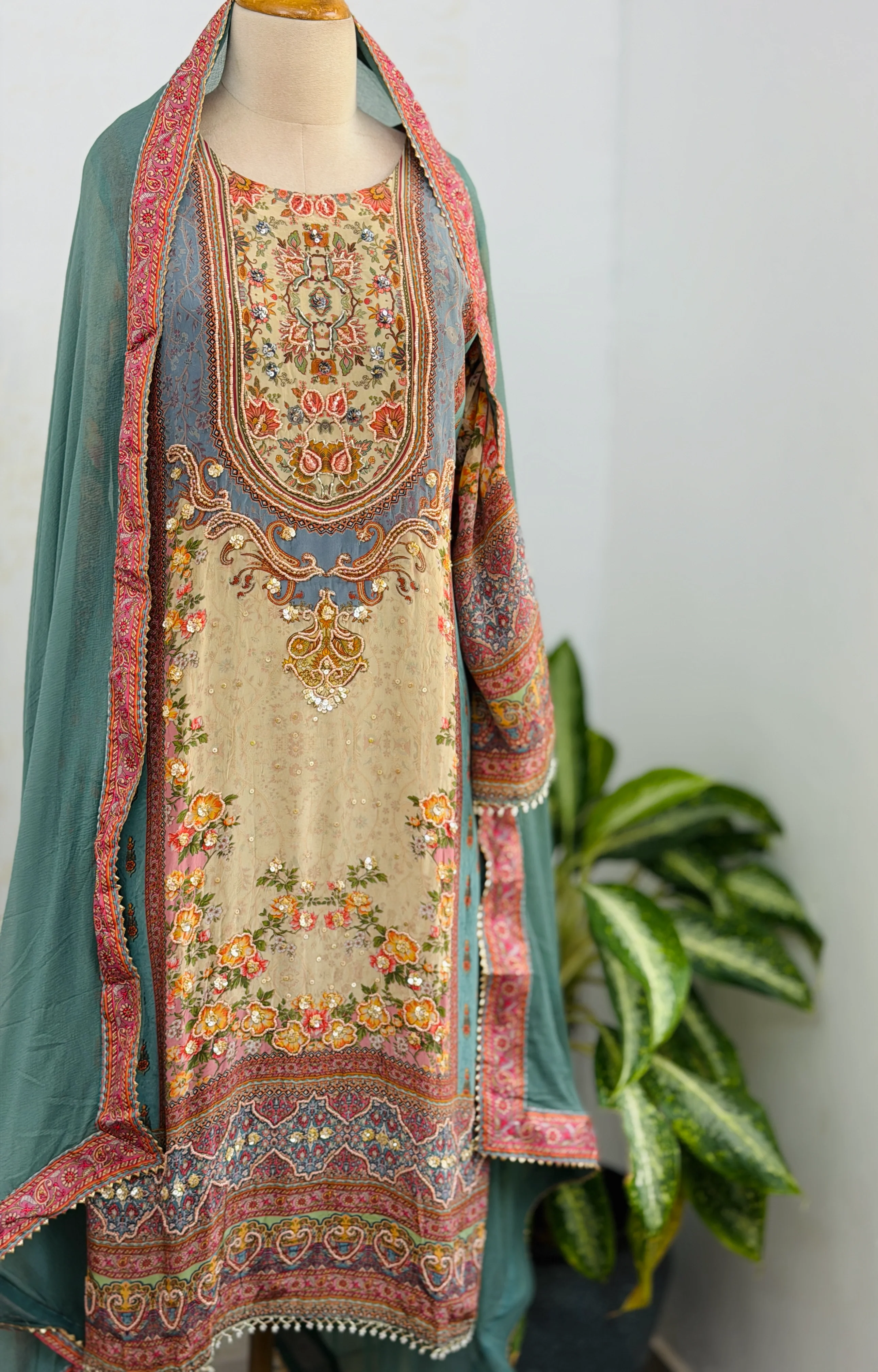 🌙 Pure Crepe Pakistani Hand Detailed Suit 🌙 - Image 2
