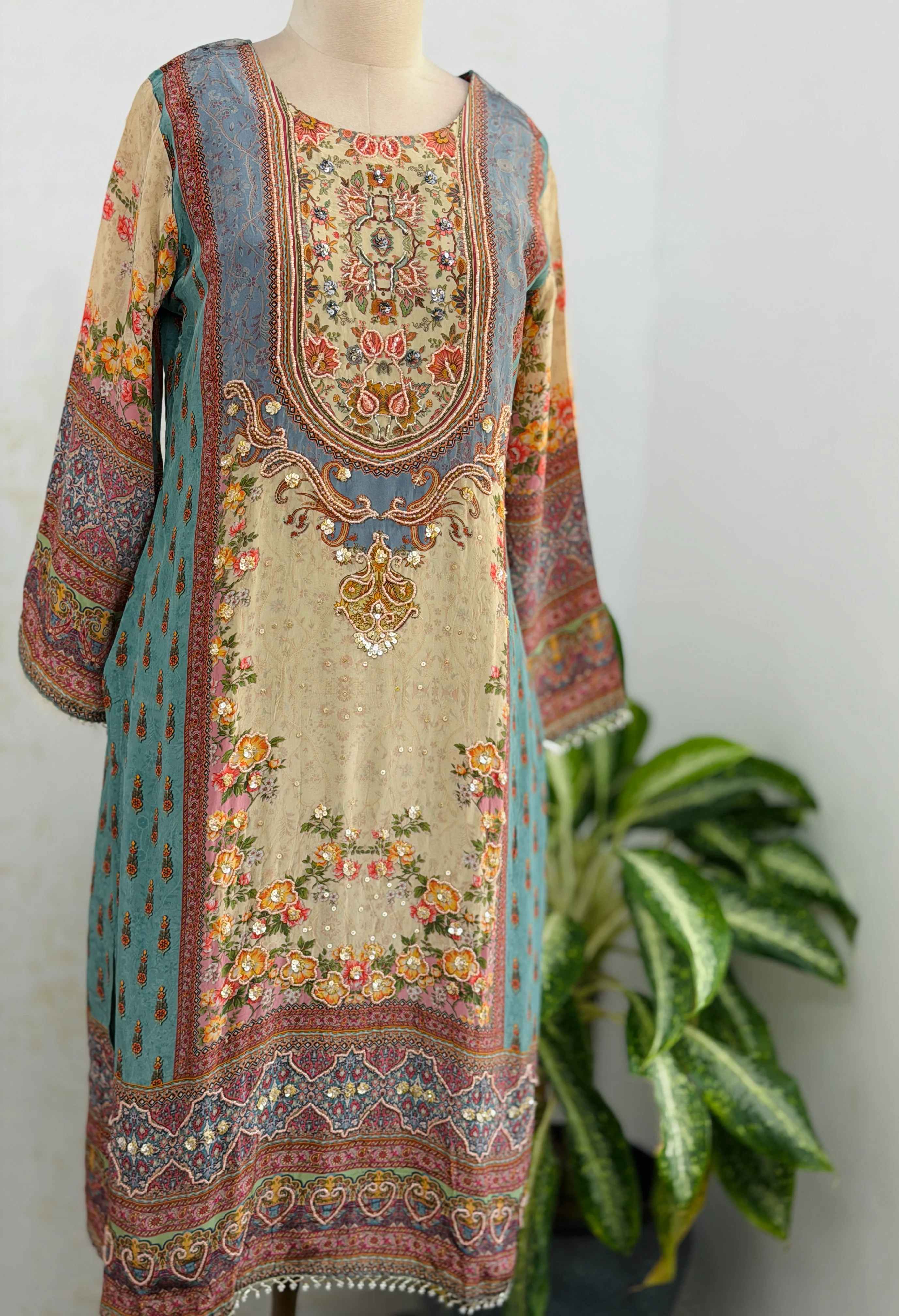 🌙 Pure Crepe Pakistani Hand Detailed Suit 🌙 - Image 6