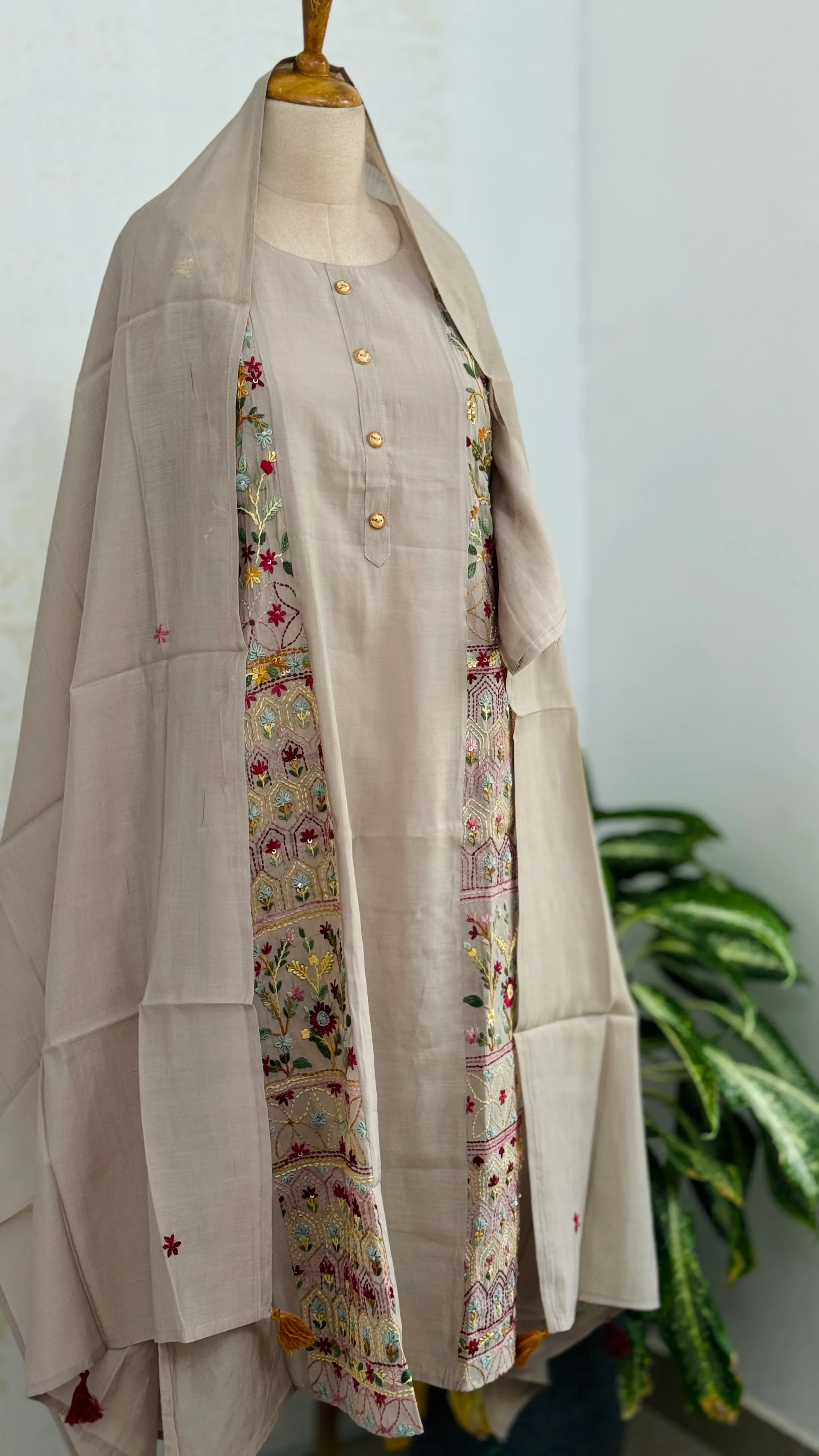 ✨ Glass Chanderi Embroidered Kurti Set ✨ - Image 2