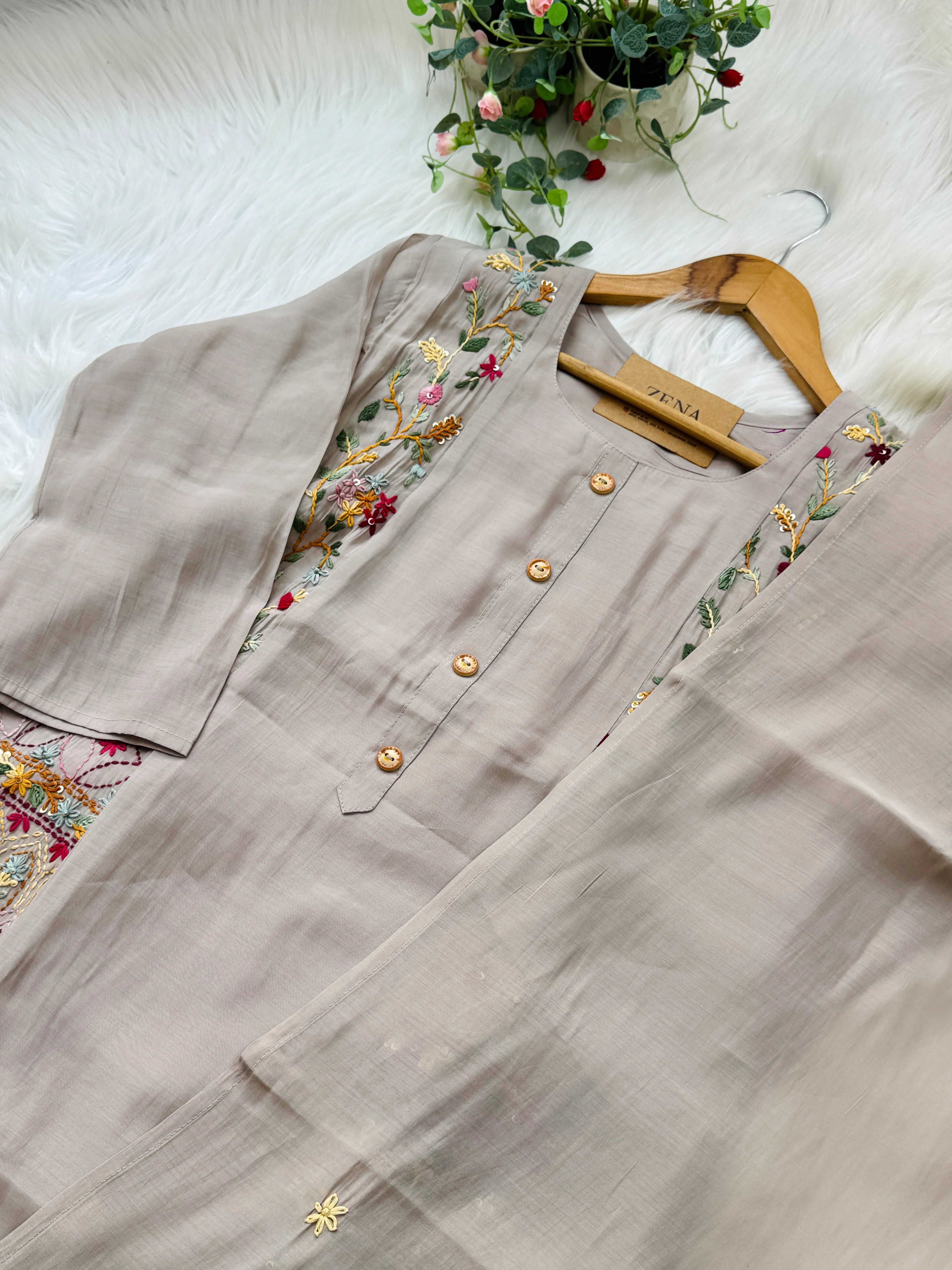✨ Glass Chanderi Embroidered Kurti Set ✨ - Image 6