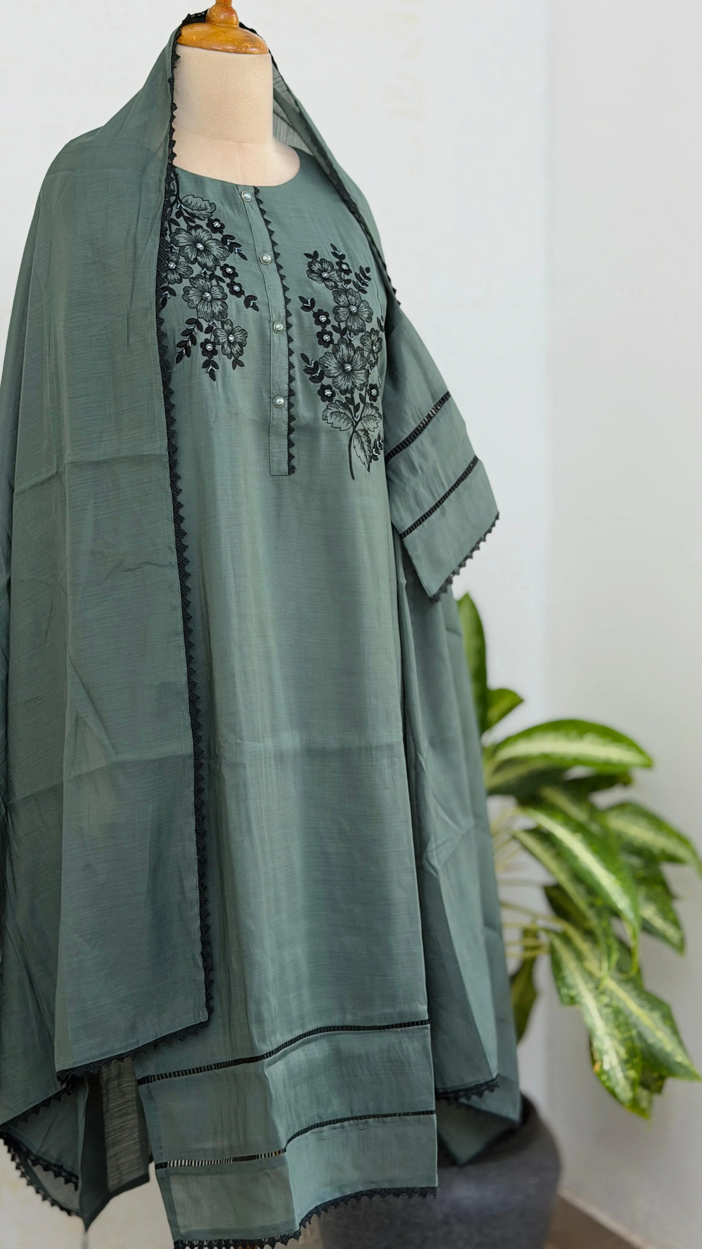 ✨ Glass Chanderi Embroidered Kurti Set ✨ - Image 2