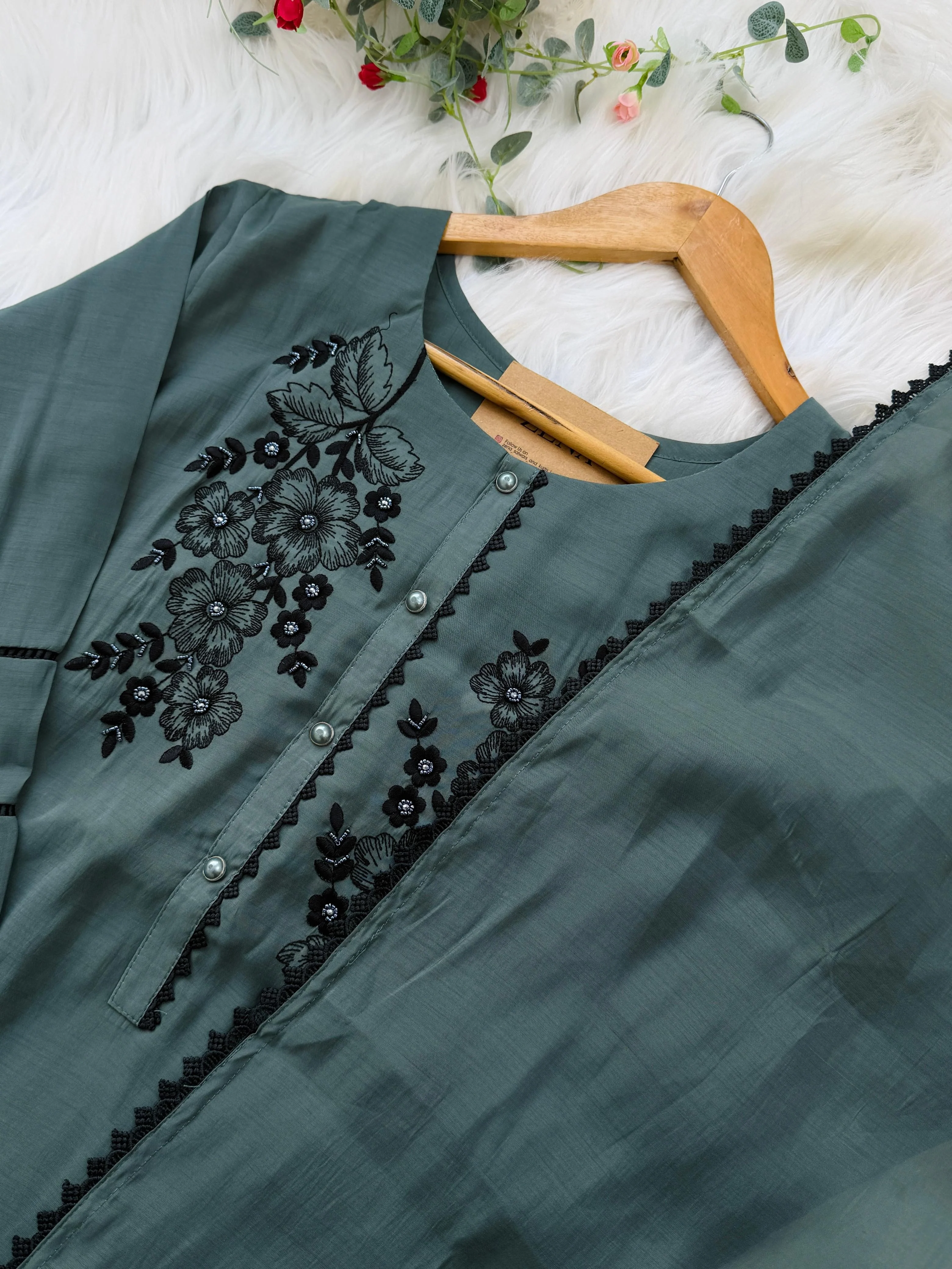 ✨ Glass Chanderi Embroidered Kurti Set ✨ - Image 5