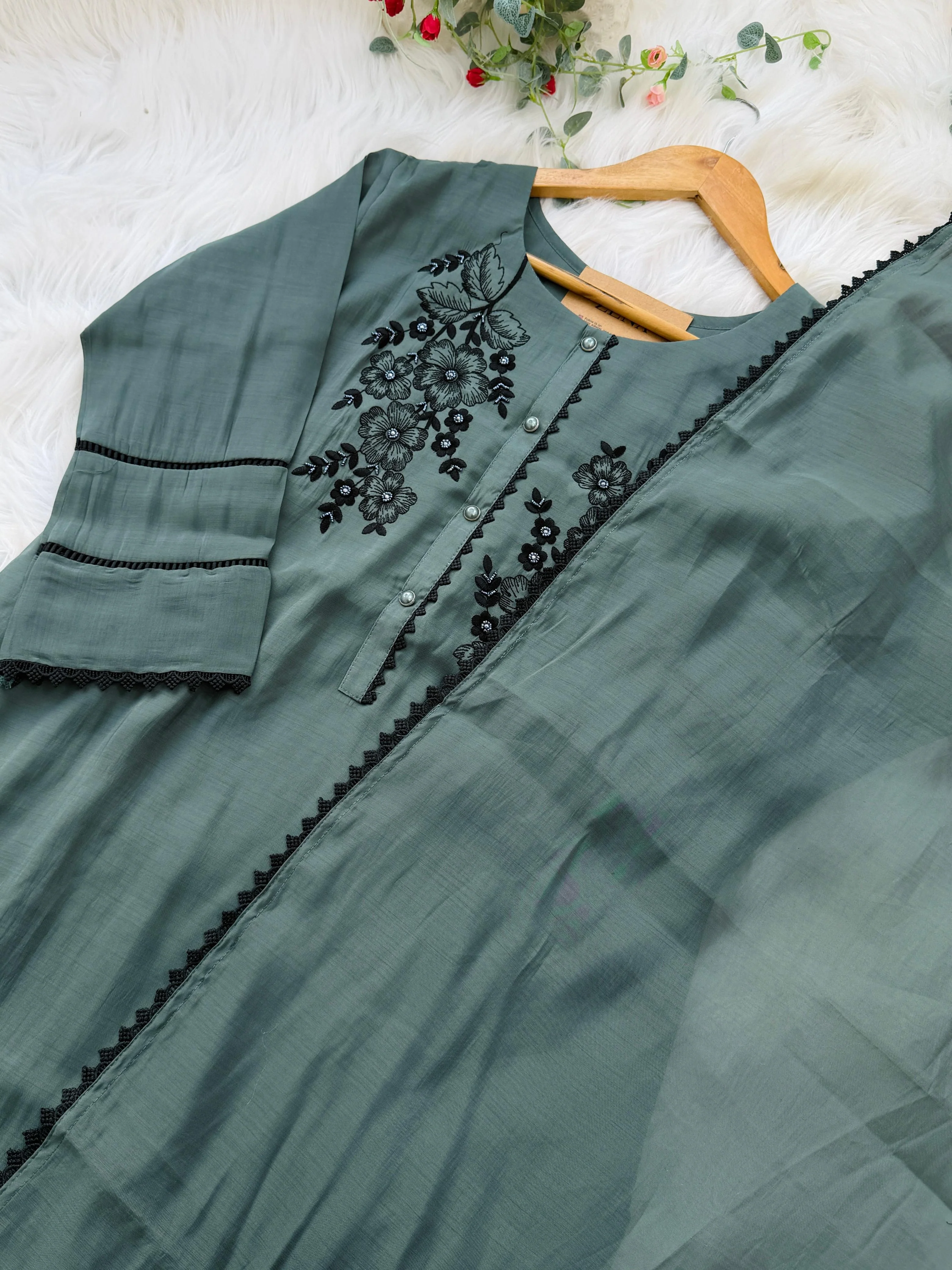 ✨ Glass Chanderi Embroidered Kurti Set ✨ - Image 6