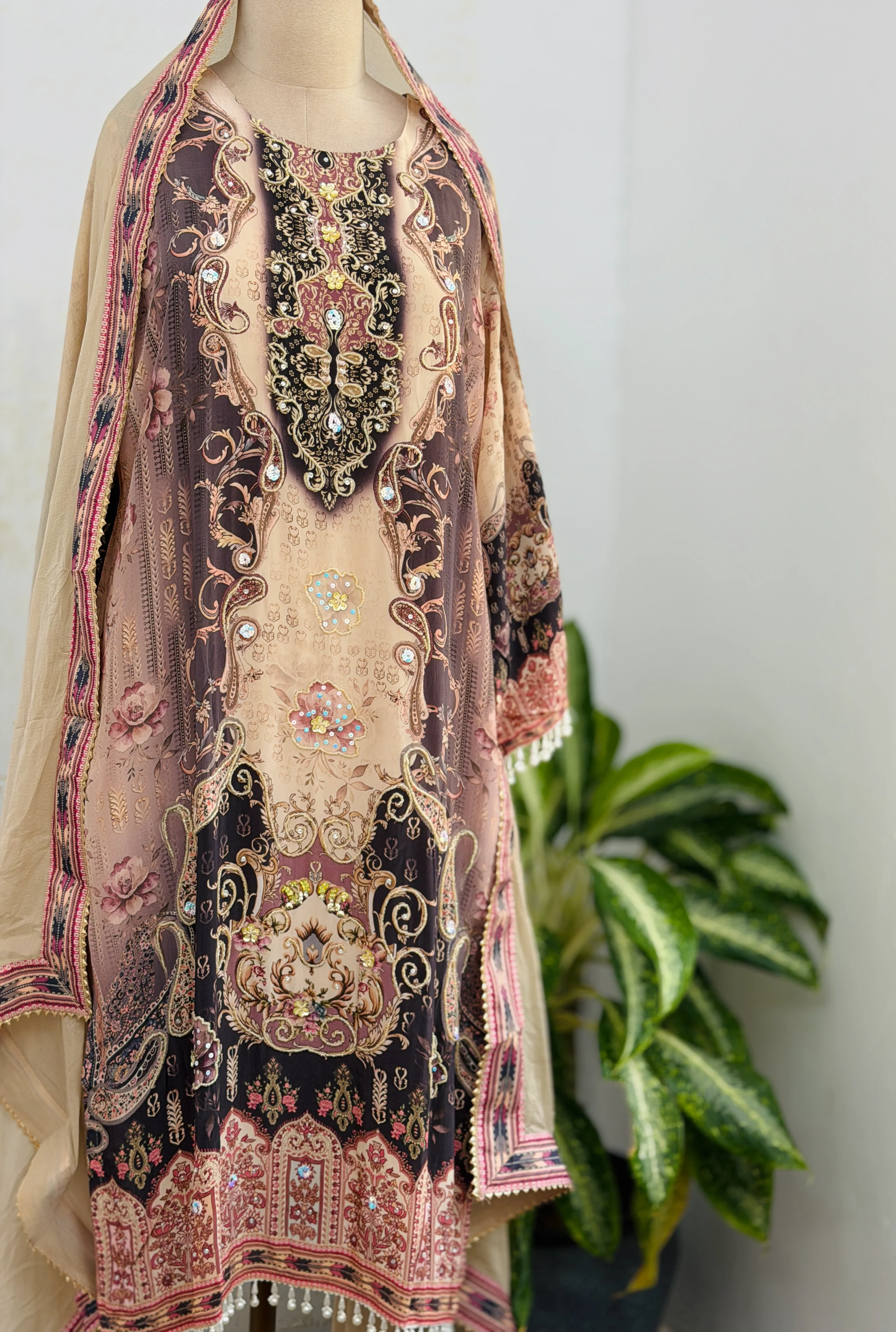✨ Pure Crepe Pakistani Hand Detailed Suit ✨ - Image 2