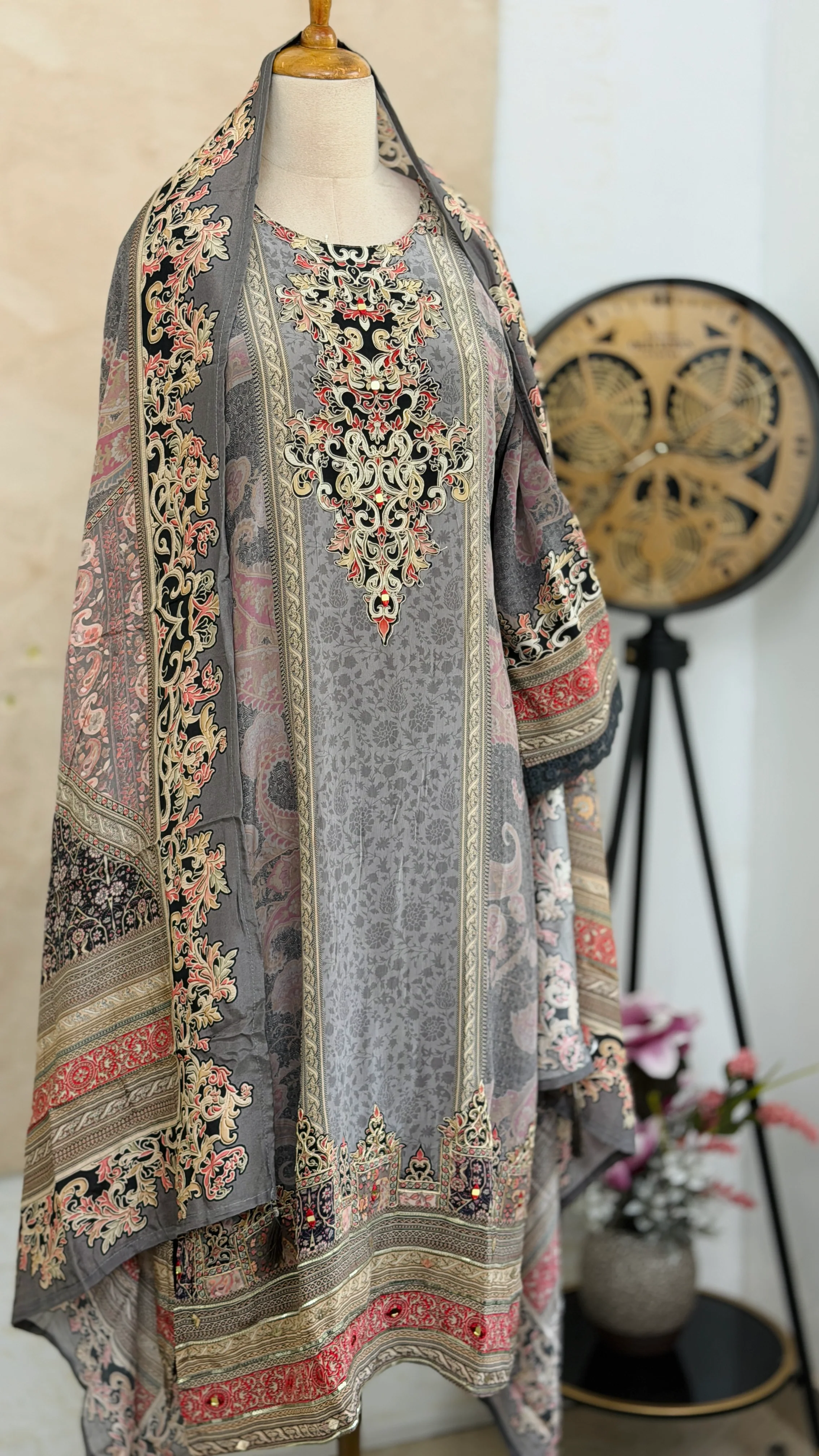 ✨ Pure Crepe Pakistani Suit ✨ - Image 2