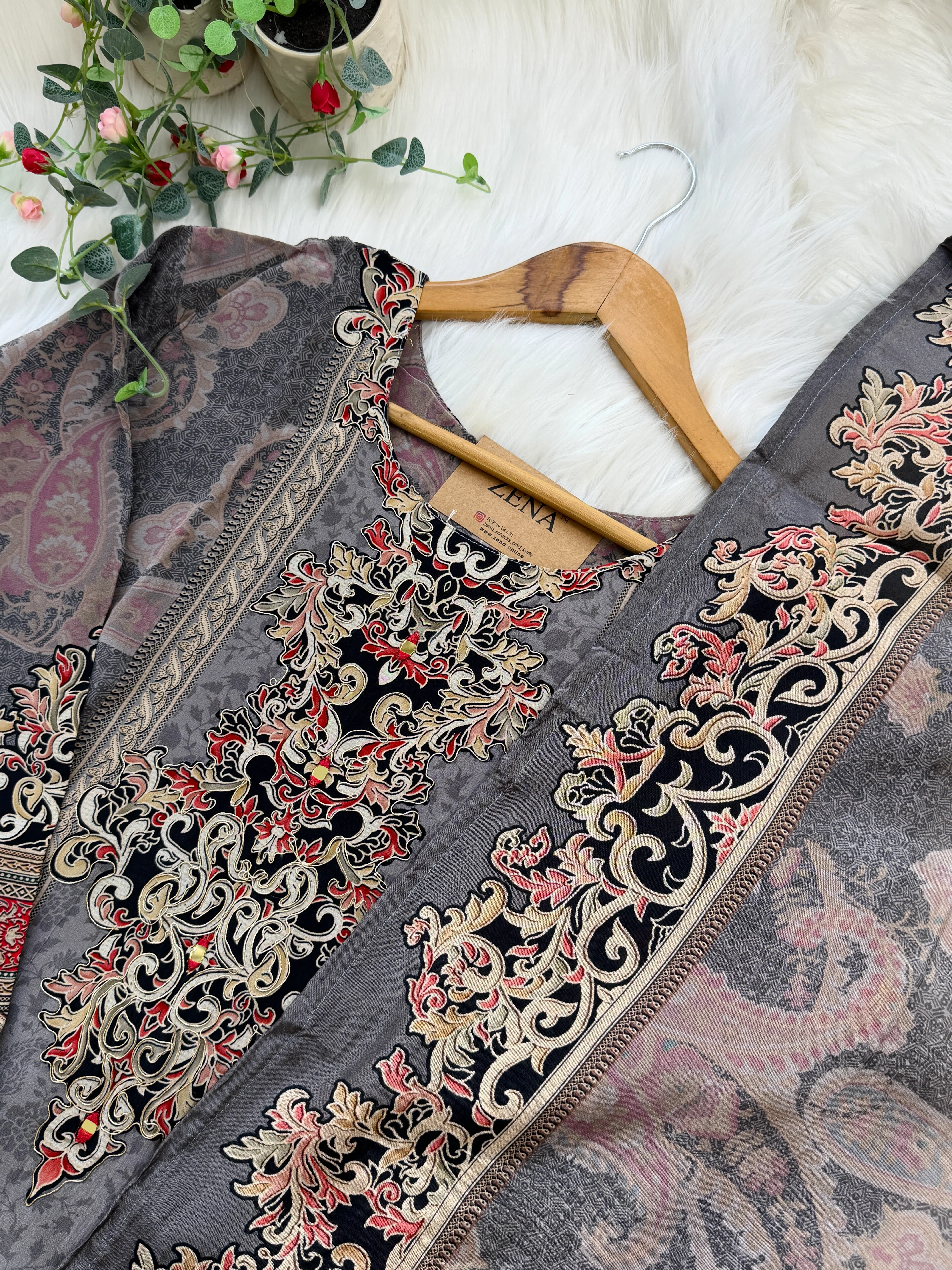 ✨ Pure Crepe Pakistani Suit ✨ - Image 3