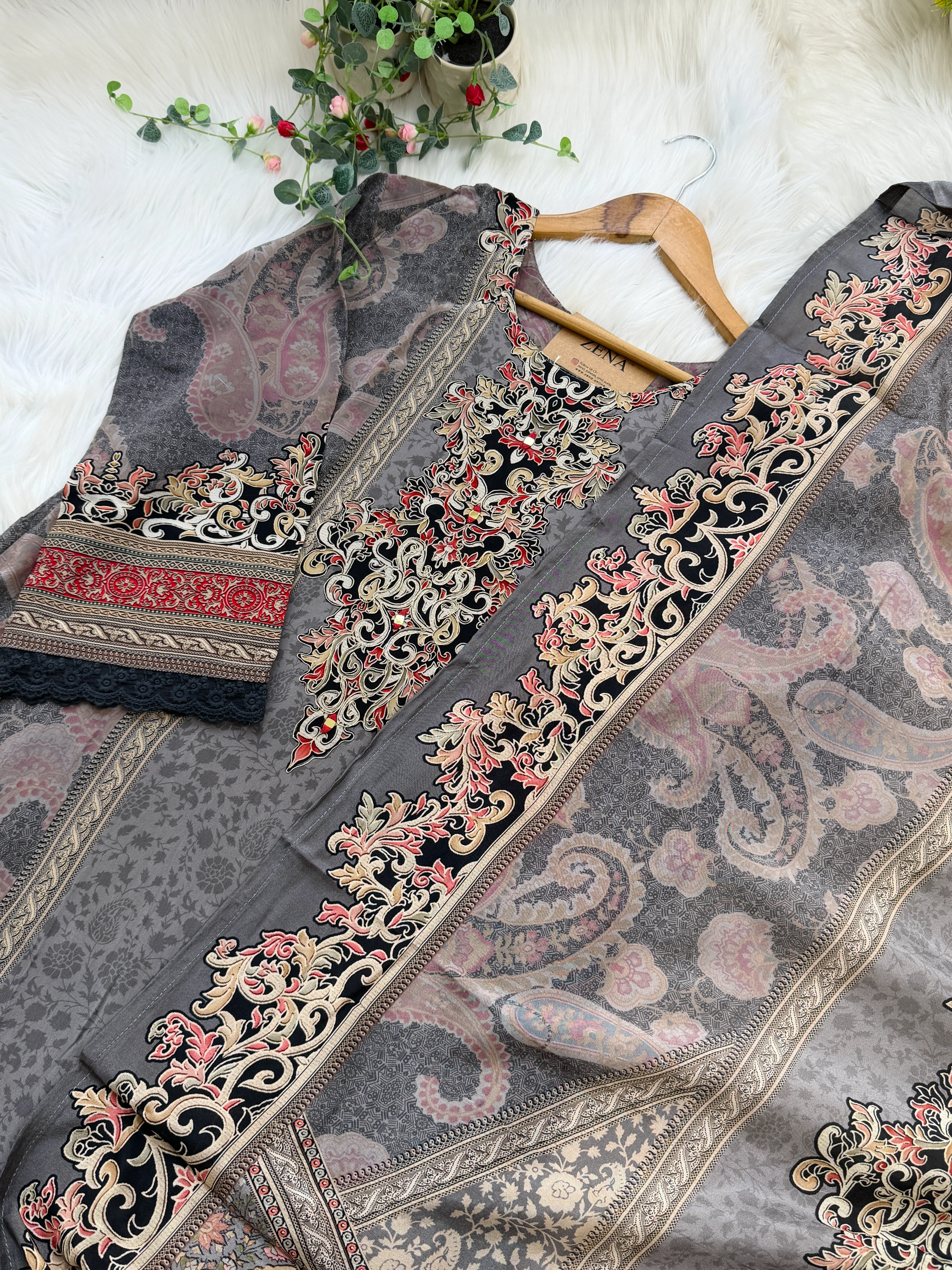 ✨ Pure Crepe Pakistani Suit ✨ - Image 4