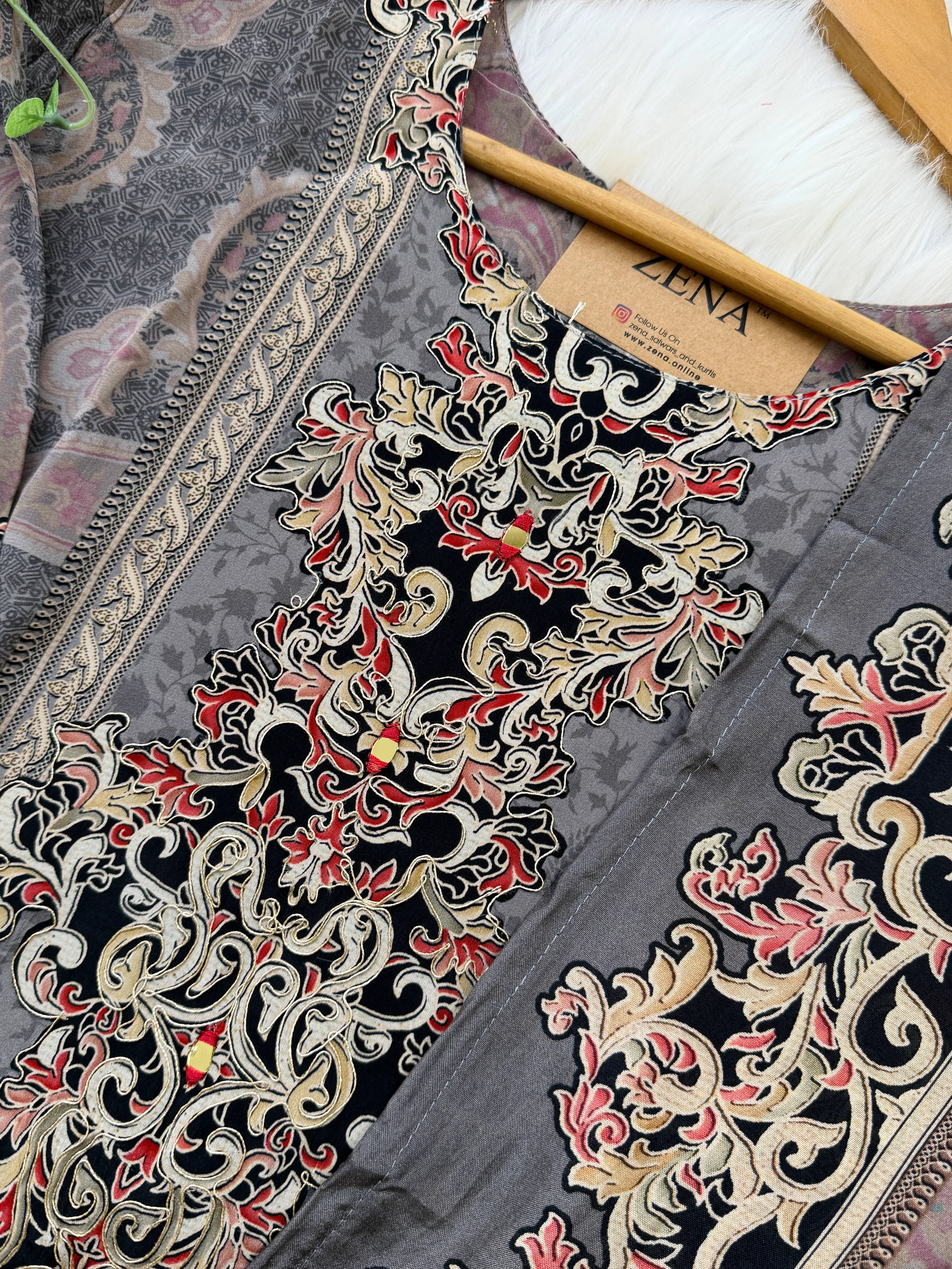 ✨ Pure Crepe Pakistani Suit ✨ - Image 6