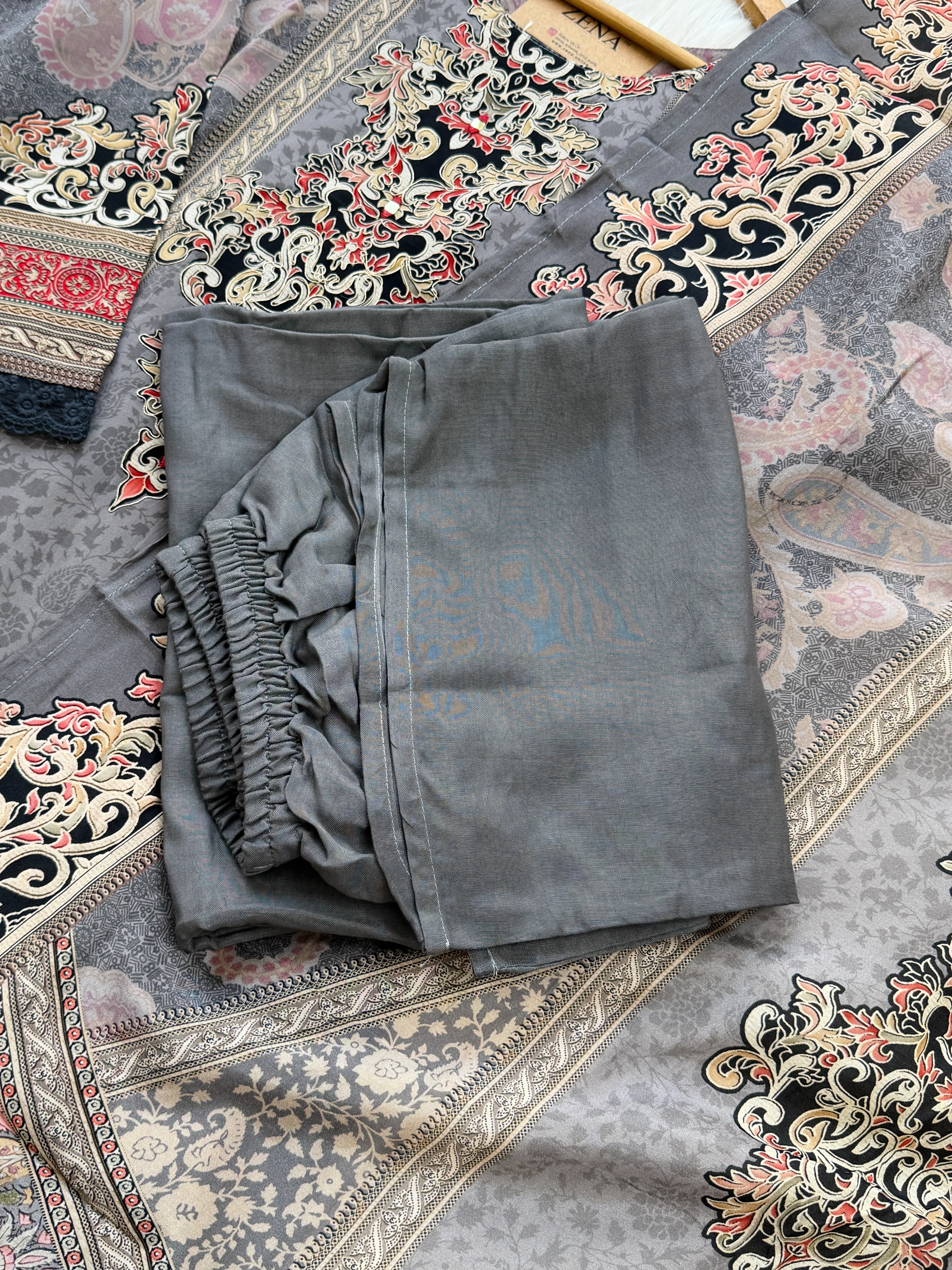 ✨ Pure Crepe Pakistani Suit ✨ - Image 7