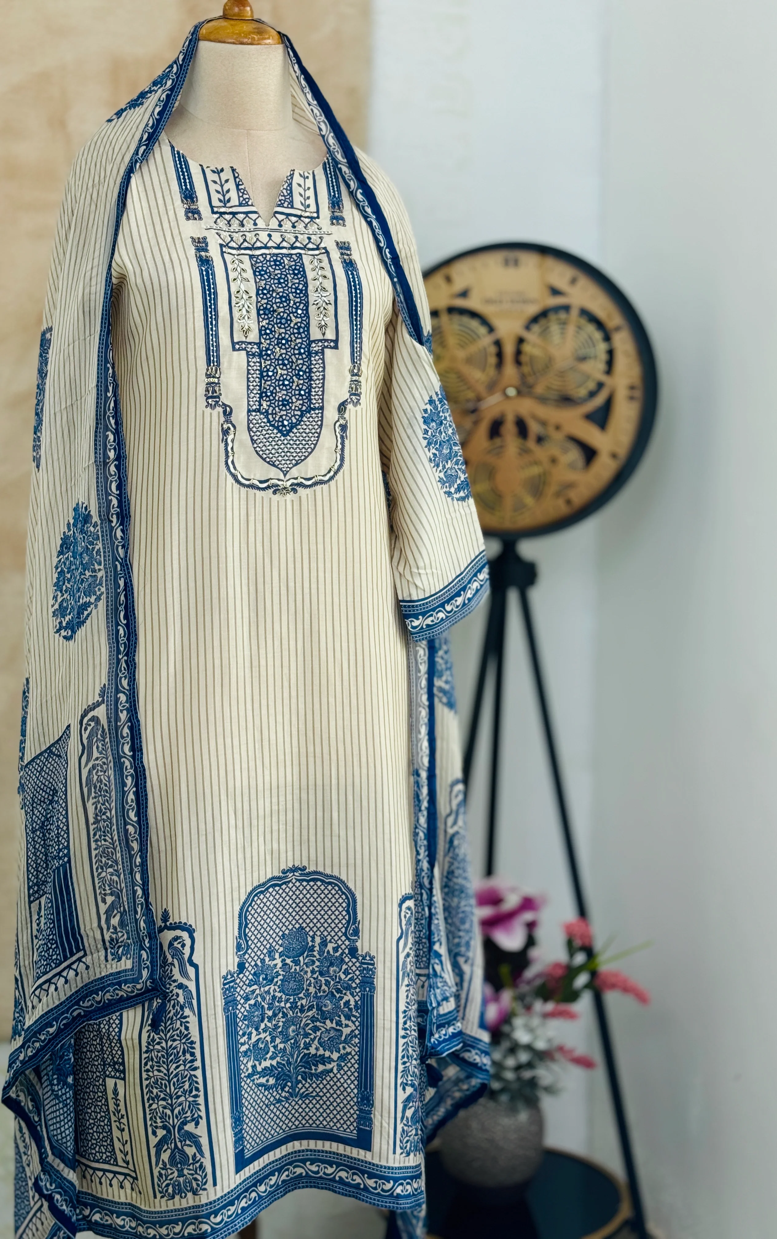 ✨ Pure Muslin Hand Detailed Kurti Set ✨ - Image 2