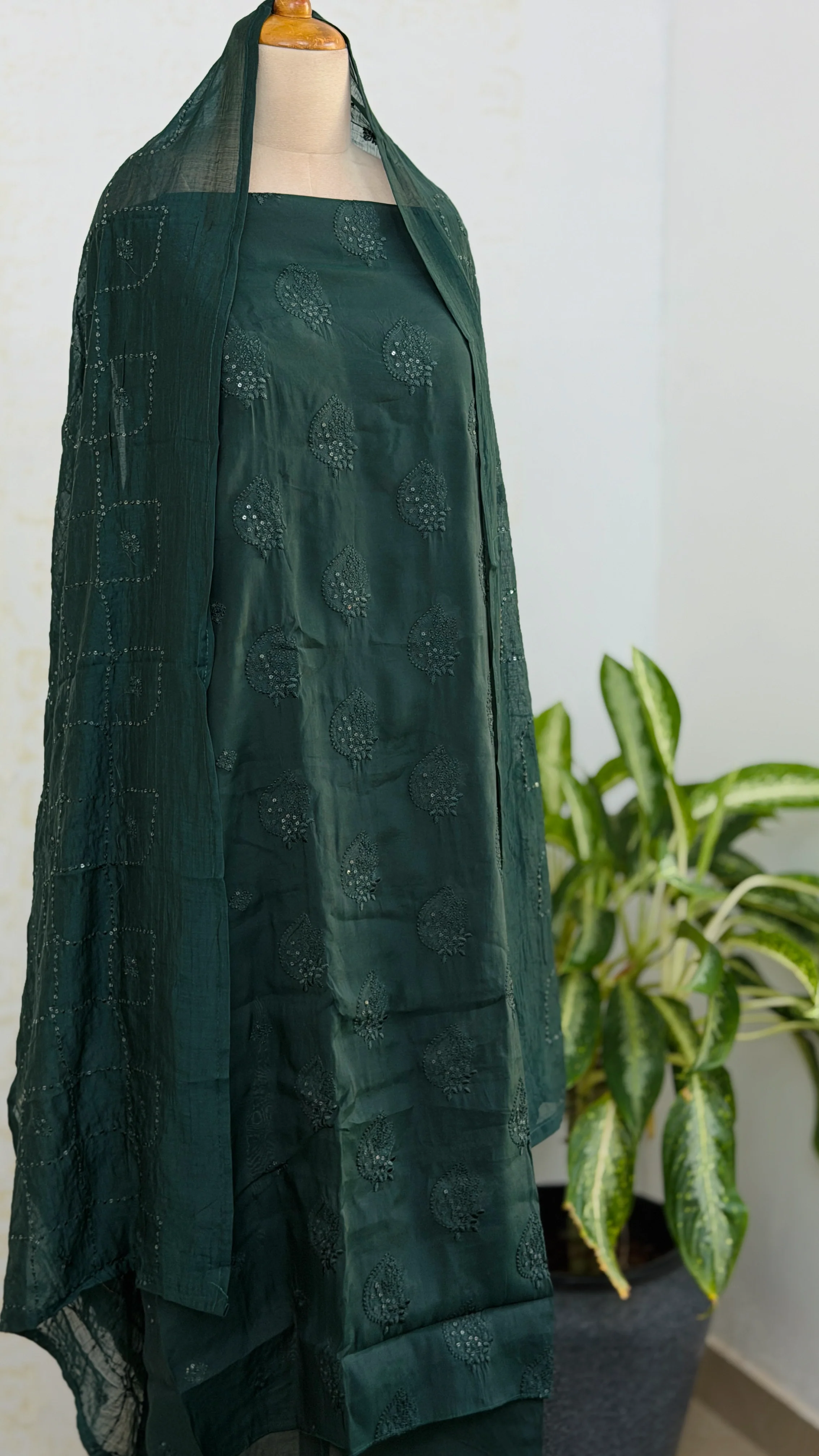 ✨ Unstitched Chanderi Hand Detailed Partywear Suit ✨ - Image 2