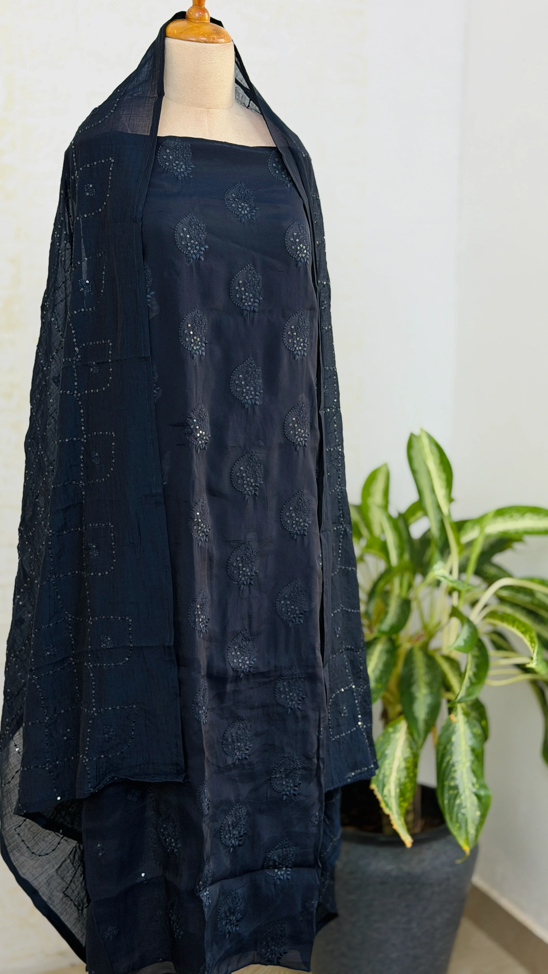 ✨ Unstitched Chanderi Hand Detailed Partywear Suit ✨ - Image 2
