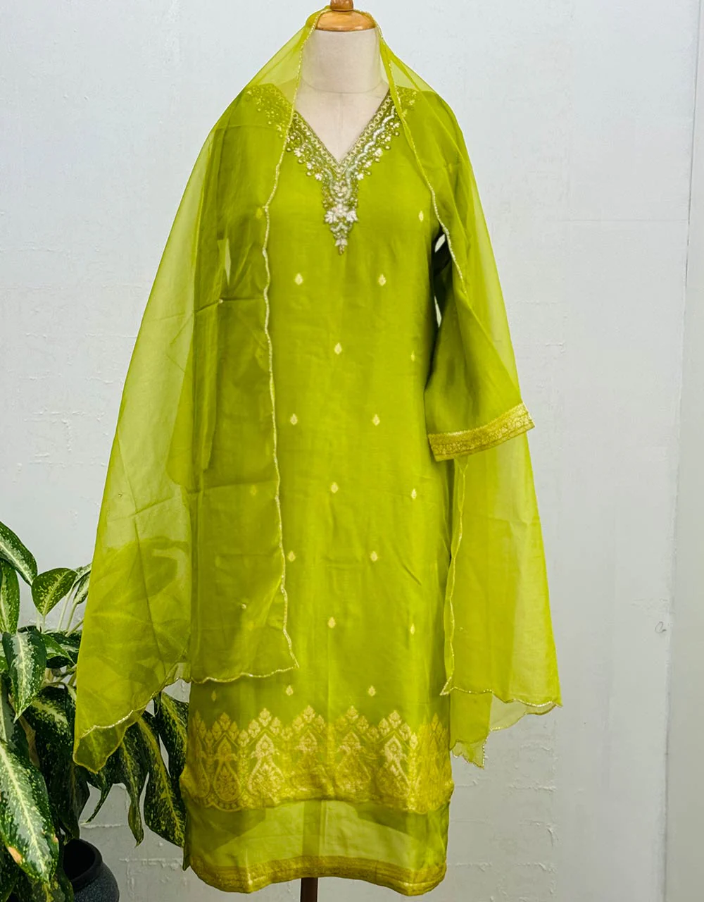 Ready-to-Wear Dola Silk Kurti Set with Organza Dupatta - Graceful Elegance🌟 - Image 3