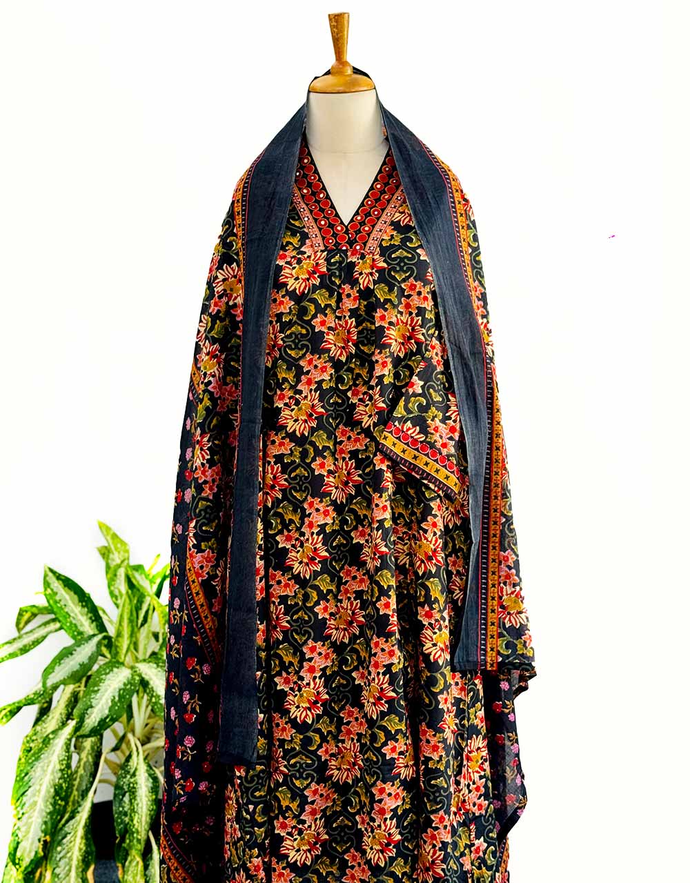 Graceful & Timeless – READY TO WEAR COTTON ANARKALI KURTI SET ✨Z914 - Image 4