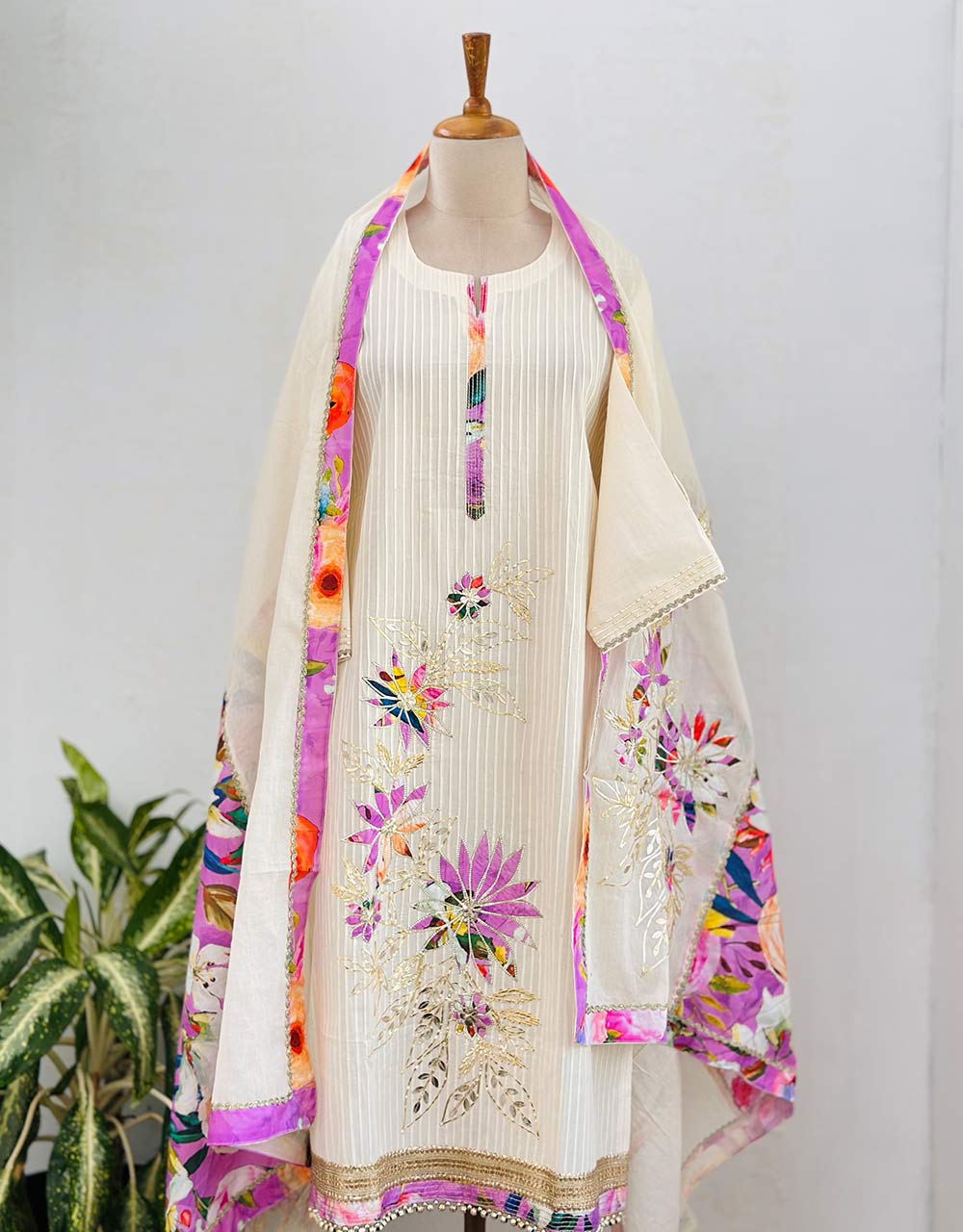 Timeless Elegance – READY TO WEAR COTTON HAND WORK KURTI SET ✨ - Image 2