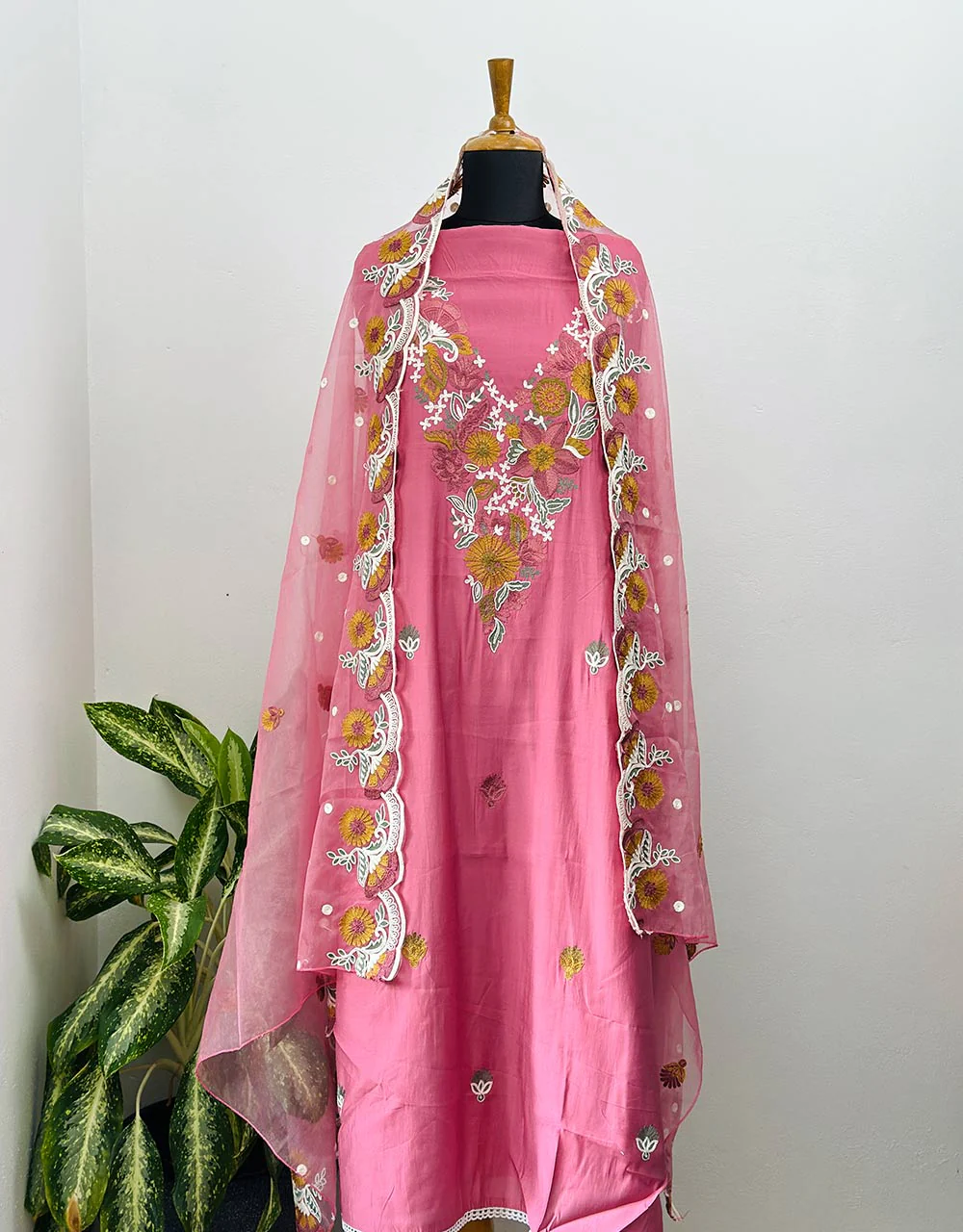Muslin Unstitched Suit with Embroidered Organza Dupatta - Elegant Craftsmanship ๐ - Image 2