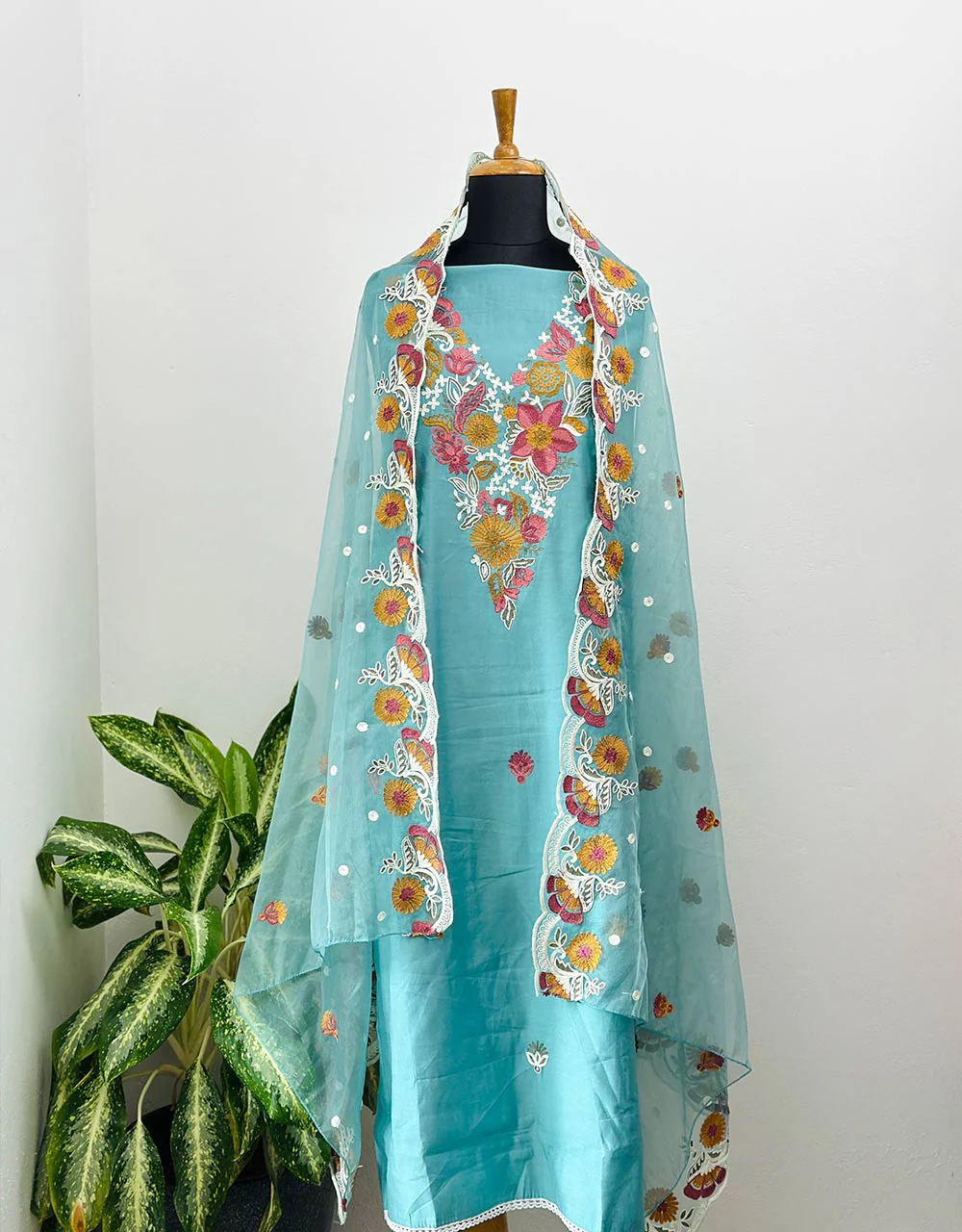 Muslin Unstitched Suit with Embroidered Organza Dupatta - Elegant Craftsmanship ๐ - Image 3