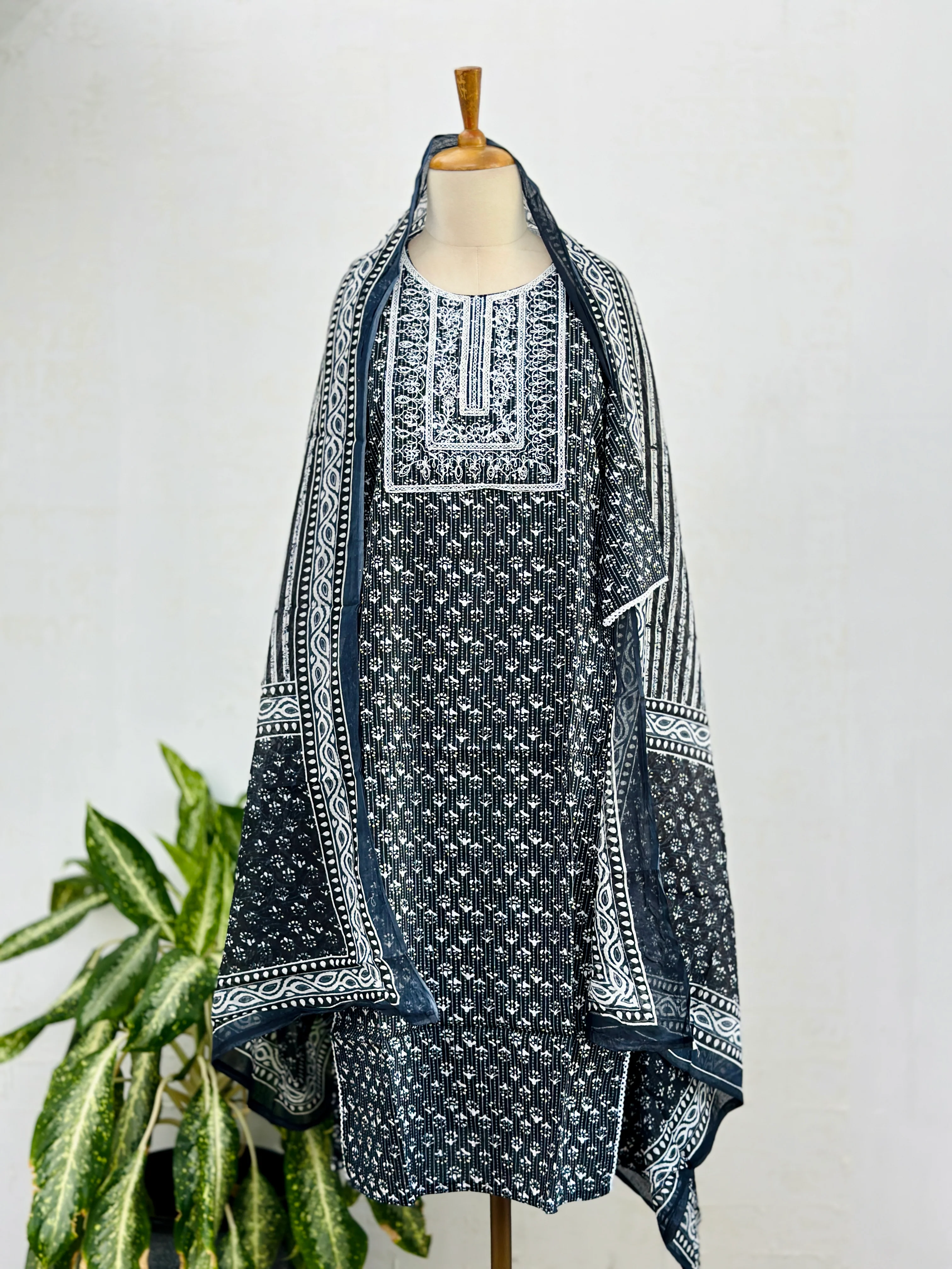 Timeless Comfort – READY TO WEAR PURE COTTON KURTI SET ✨Z936 - Image 5