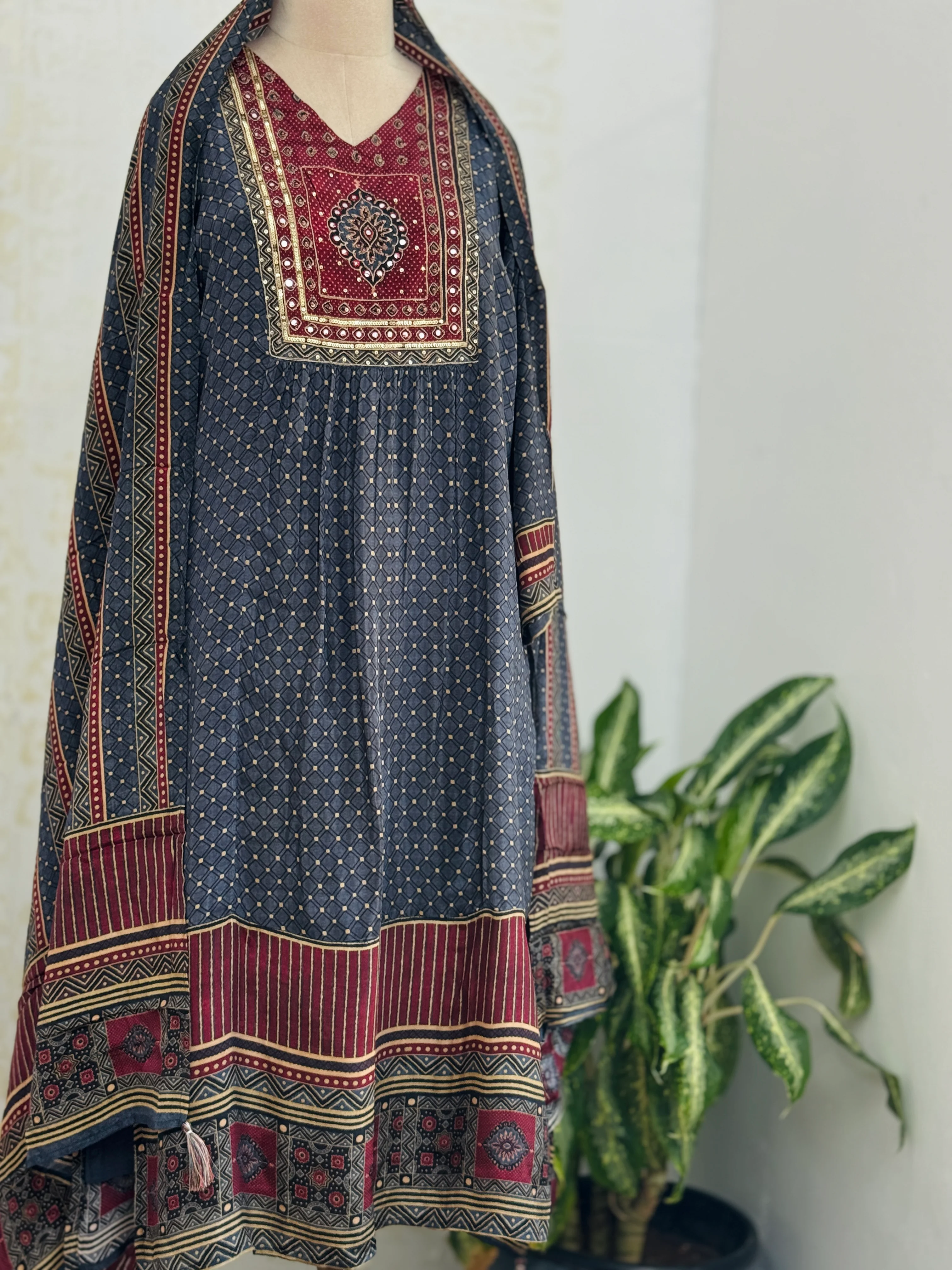 Pure Crepe Hand-Detailed Kurti Set - Image 4