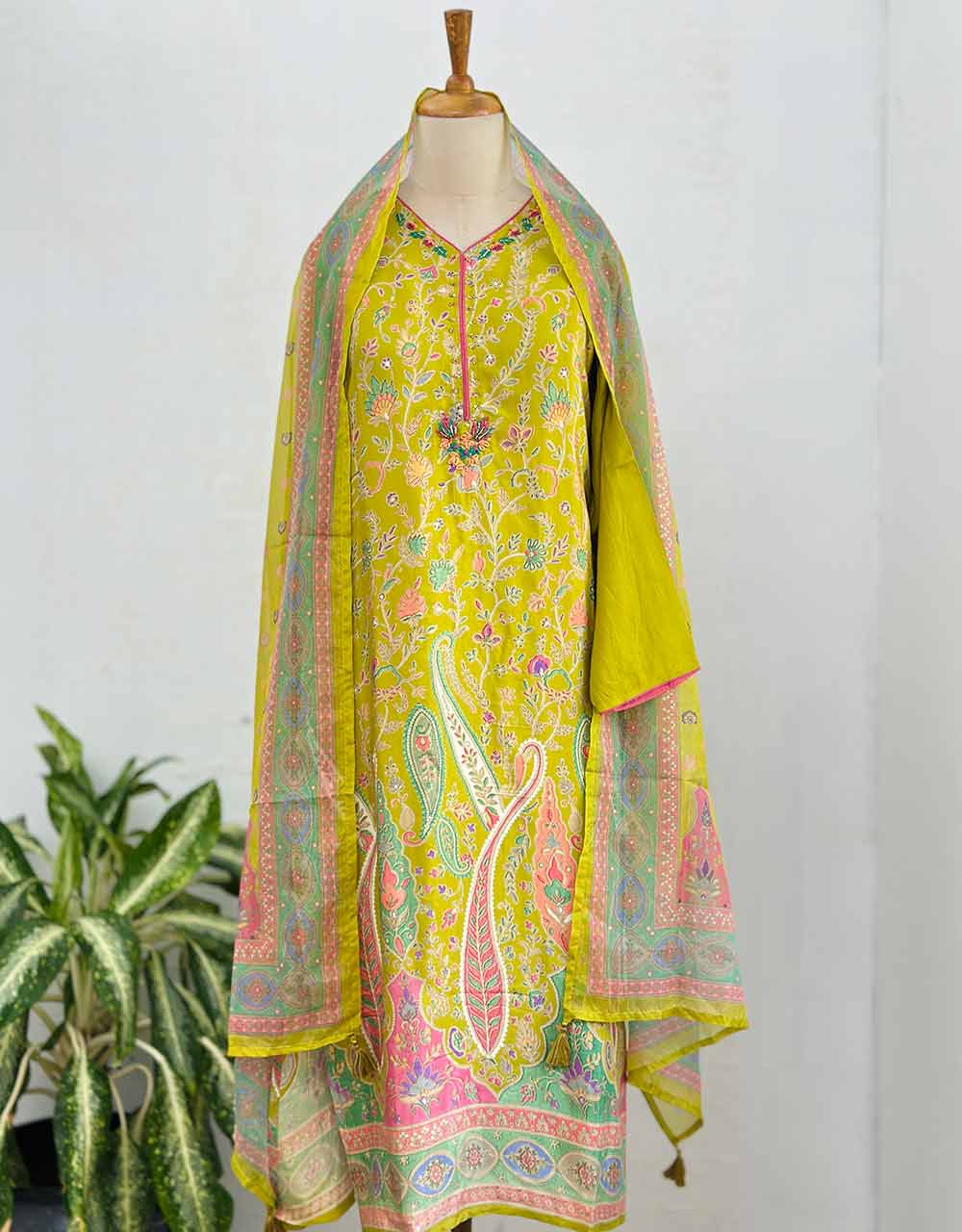 READY TO WEAR PURE CREPE KURTI SET β EFFORTLESS ELEGANCE β¨ - Image 2