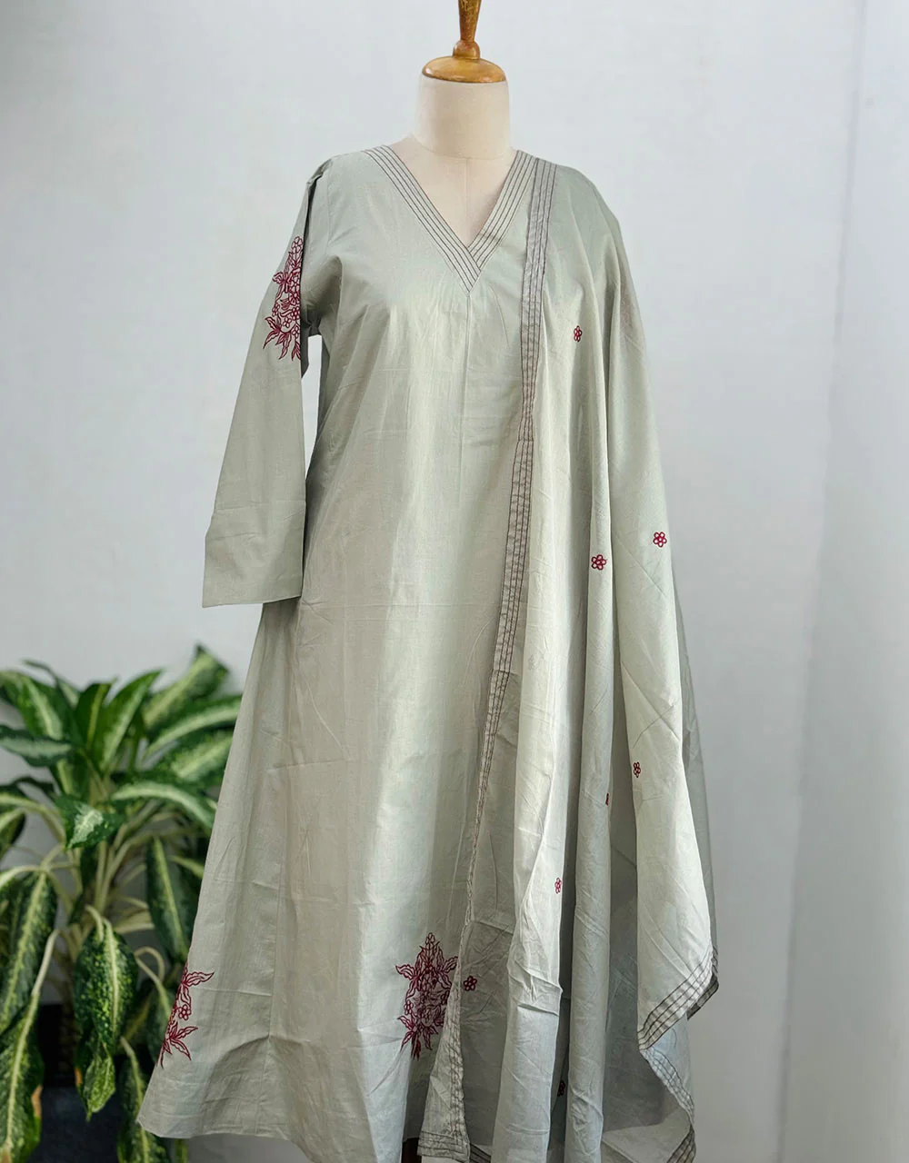 Ready-to-Wear Cotton Anarkali Kurti Set β Graceful Comfort with Intricate Thread Work β¨ - Image 4