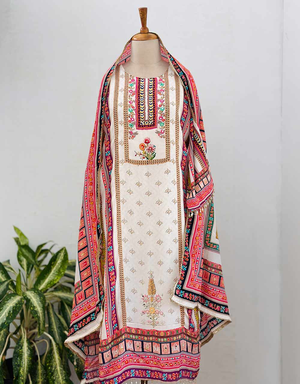 Timeless Elegance β READY TO WEAR PURE CREPE PAKISTANI KURTI SET β¨ - Image 2